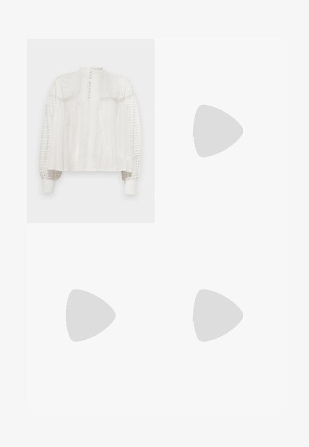 Blouse blanche à col montant, fermeture à boutons, devant texturé et manches bouffantes avec tissu plissé et poignets élastiques.; Jupe midi en tricot blanche présentant un motif texturé avec des lignes verticales et des découpes près de l'ourlet. Taille élastique. Matériau doux.; Ballerines en cuir noir avec un bout rond, texture lisse, détails de couture minimalistes et design de semelle flexible.; THEMOIRè PHOEBE KNOTS - Cabas - black