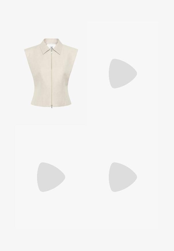 Beige ärmlös topp med spetsig krage och dragkedjestängning framtill. Tillverkad av strukturerat material med en skräddarsydd passform och minimala designdetaljer.; Beige veckade shorts med skräddarsydd design, som har hög midja och en slät textur. Fyra framveckningar skapar volym. Inga fickor.; Vita platta skor med ett nätmönster, spetsig tå och en låg, platt sula. Texturerad ovandel med en slät foder och subtil kontrastkant.; Brun läderaxelväska med en avslappnad design, gyllene detaljer och kontrasterande vit sömnad, hålls av en person som bär denimkläder.