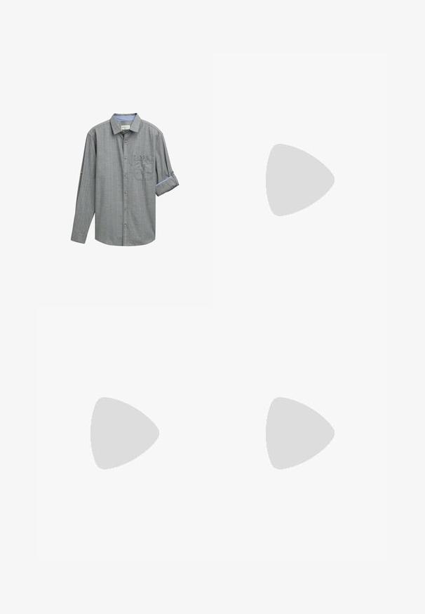 Graues Langarmhemd mit Karomuster, Button-Down-Kragen, einer Brusttasche und hochgerolltem Ärmel mit blauem Akzent.; Weiße Baumwoll-T-Shirt mit kurzen Ärmeln, rundem Ausschnitt, lockerer Passform und ohne sichtbare Logos oder Muster. Glatte Textur und minimalistisches Design.; Hoch taillierte, locker sitzende Jeans aus verwaschenem schwarzem Denim. Verfügt über fünf Taschen, Gürtelschlaufen und ein sauberes, gerades Bein-Design.; Weiße Sneakers mit hellblauen Akzenten, Obermaterial aus Leder, perforierte Zehenpartie, dicke Schnürsenkel und gerippte weiße Socken vor einem blauen Hintergrund.