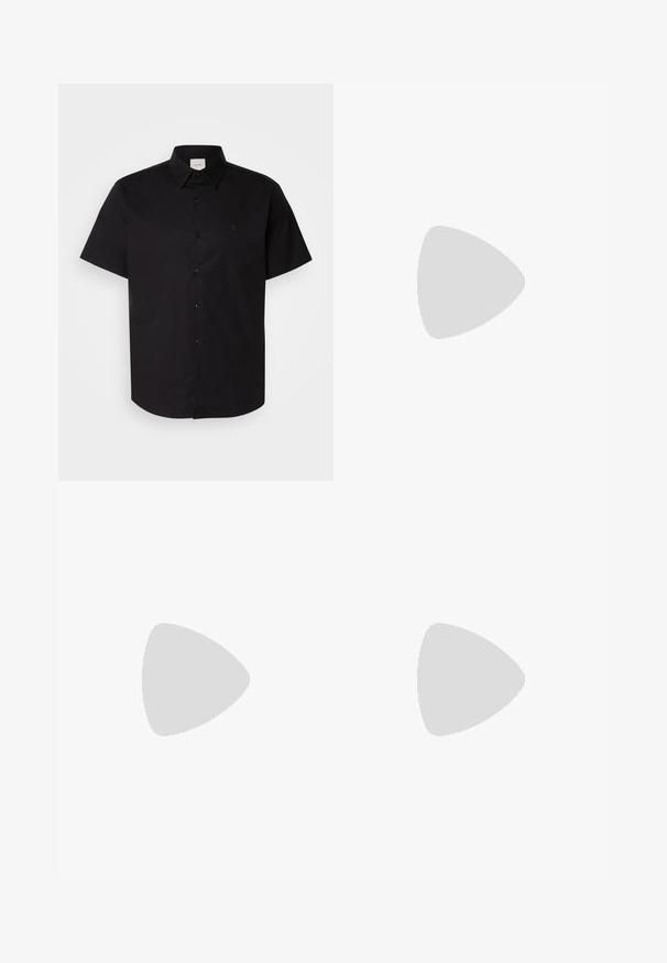 Camisa de botão de manga curta preta, feita de algodão, com um colarinho clássico e um logotipo subtil no peito. Textura suave.; Calças pretas feitas de tecido suave, com um design de perna reta, dois pregas frontais e uma cintura padrão com passantes para cinto.; Sapatilha de couro preta com um acabamento suave, apresentando um design cosido e um detalhe decorativo de corrente de metal atravessando o peito do pé. Salto baixo.; Óculos de sol pretos com forma retangular, lentes escuras, detalhes em prata nas hastes e um acabamento mate na armação.