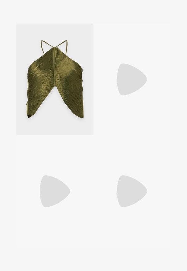 Top verde oliva con texture a plissettatura, dotato di spalline sottili e di una forma triangolare unica. La vista posteriore mette in evidenza il dettaglio intricato del tessuto.; Pantaloni a gamba larga verde oliva realizzati in tessuto morbido, con dettagli in catena dorata in vita. Taglio dritto con rifiniture pulite.; Scarpa nera con punta a punta alta in pelle di coccodrillo, caratterizzata da un design elegante, alto tacco a spillo e interno nero liscio.; Borsa in pelle stampata a coccodrillo marrone con forma cilindrica, accessori in tonalità oro e una tracolla staccabile con borchie.