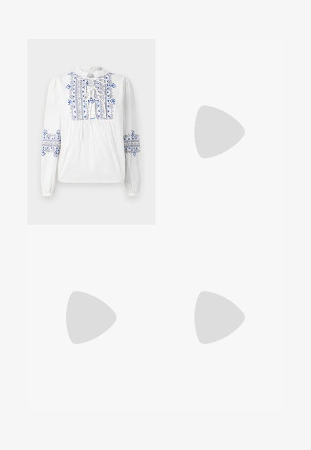 Chemisier blanc avec broderies bleues et noires le long du devant et des manches. Présente un décolleté à nouer et un corps froncé. Manches longues élastiques.; Pantalons larges bleu clair en tissu lisse. Présente une fermeture à bouton, deux poches avant et une coupe ample avec des détails repassés.; Sandales à talons couleur crème avec un bout ouvert, un talon épais en block, une fine lanière de cheville et une finition légèrement brillante. Accent de boucle sur la lanière.; Sac à épaule blanc avec une finition texturée, une accentuation par une boucle centrale et une forme courbée. Fermetures éclair des deux côtés.