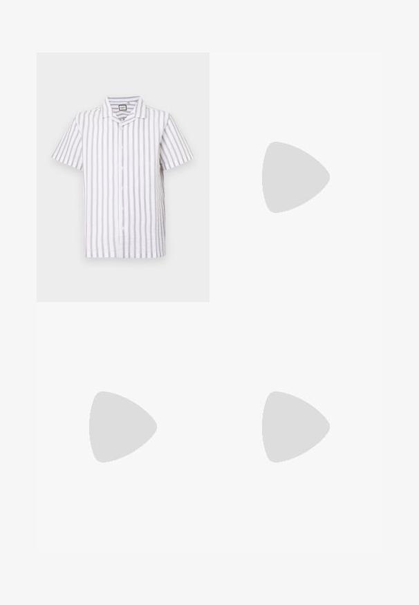 Camicia a maniche corte con bottoni, di colore bianco con sottili strisce verticali grigie, dotata di colletto camp e tessuto testurizzato. Cinque bottoni sulla parte anteriore.; Polo shirt nero a maniche corte con un motivo astratto testurizzato. Il colletto è piatto e leggermente aperto, migliorando il design rilassato.; Shorts in denim azzurro chiaro con taglio classico. Presentano cinque tasche, dettagli di cucitura arancione e orli a taglio vivo.; Mocassini in pelle nera con finitura liscia, punta arrotondata e cuciture decorative sulla tomaia. Tacco basso impilato e leggero lucido.
