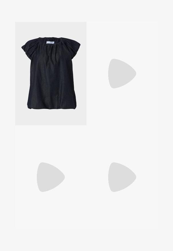 Blusa corta blu scuro a maniche corte con tessuto arricciato sul collo e maniche morbide e arricciate. Realizzata in materiale leggero e strutturato.; Jeans beige a gamba larga con vita alta, dotati di chiusura a pulsante, tasche frontali e orlo sfrangiato. Realizzati in tessuto denim.; Infradito con suola in gomma color talpa, progettate con tre cinturini in pelle bianca sovrapposti e un piccolo dettaglio a fiocco al centro.; Borsa a tracolla in pelle marrone con forma curvata, hardware dorato e un dettaglio con fibbia. Presenta una tracolla rimovibile.