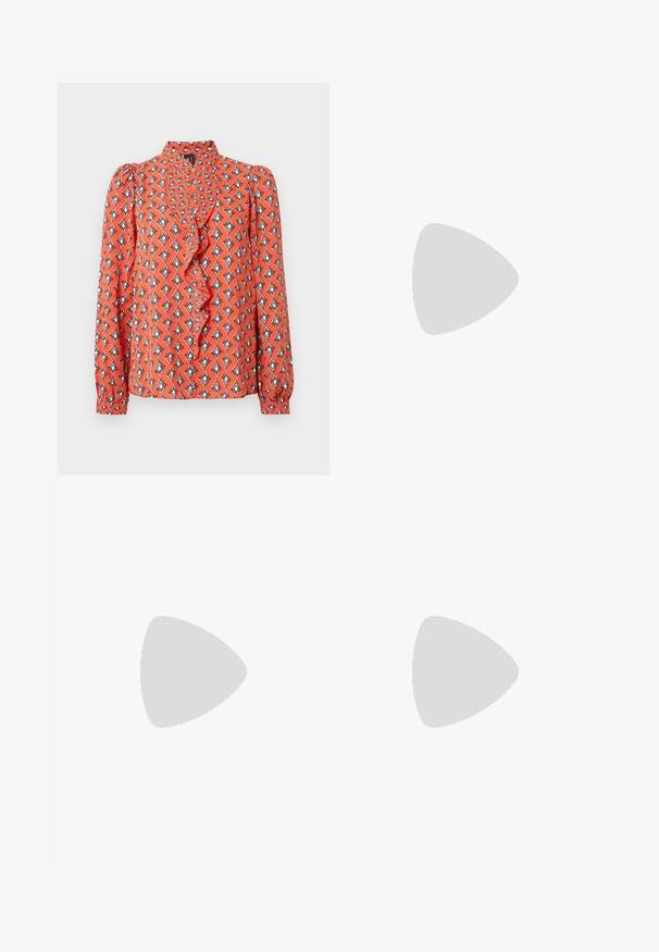 Rdeča bluza z dolgimi rokavi, z nabrano obrobo na izrezu, geometrični vzorec v oranžnih, črnih in krem barvah. Lahka tkanina z gladko teksturo.; Črne krojene hlače s direktnim krojem, ki se ponašajo z gladko teksturo in ostrimi pregibi spredaj. Ni vidne kovine.; Črne usnjene sandale na peto z ostro konico, ki imajo tanko peto in zlat ton na nastavljivem traku. Gladka tekstura.; COACH SWING ZIP BAG 20 - Torbica - light blue