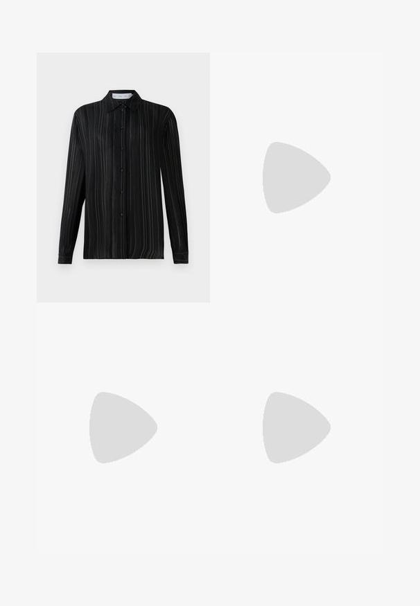 Svart långärmad knapp-up skjorta med fina vita vertikala randiga mönster och klassisk krage, uppvisad mot en enkel vit bakgrund.; Ljust beige skräddarsydda byxor med rak passform, utrustade medveck fram, en slät yta och en midjehöjd som är medelhög. Inga synliga fickor.; Svart läder högklackad sandal med ankelrem. Har en mjuk yta, öppen tå och en tunn klack. Guldtonad spänne som detalj.; Svart läderaxelväska med två framfickor, guldspännen, dragkedjestängning och en smal rem. Texturerad yta och kompakt rektangulär form.