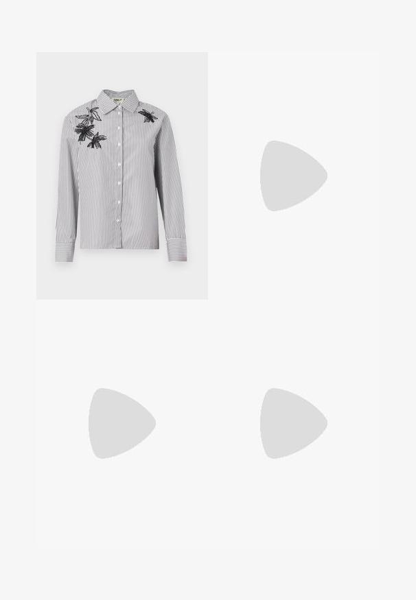 Gestreifte schwarz-weiße Blusen mit langen Ärmeln, versehen mit schwarzer Blumenstickerei auf der linken Schulter und im Brustbereich.; adidas Originals SKIRT - Minirock - black; Schwarzer knielanger Rock mit seitlichem Schlitz, kombiniert mit schwarzen Loafers und transparenten braunen Strumpfhosen, aus glattem Stoff und mit einem schlichten Design.; Silberne Creolen mit einer glatten, polierten Oberfläche und nahtlosem Design, versehen mit abgerundeten Kanten und einem sicheren Verschluss.