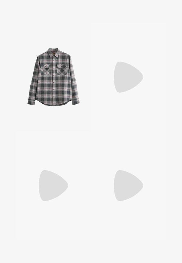 Cămașă din flanel gri cu carouri, guler cu nasturi, mâneci lungi, două buzunare la piept și accente roșii și negre pe un material moale.; Pantaloni bej cu croi drept, dotati cu un singur nasture negru, bucle pentru centură și buzunare laterale. Textură de țesătură netedă și design minimal.; Pantofi negri din piele cu design mocasin și detalii cu cusături, asortați cu pantaloni maro, pe un podea din lemn.; Geantă crossbody bej cu o textură mată netedă, formă rectangulară, curea neagră ajustabilă și un buzunar frontal cu fermoar. Marcaj cu "PIER ONE."