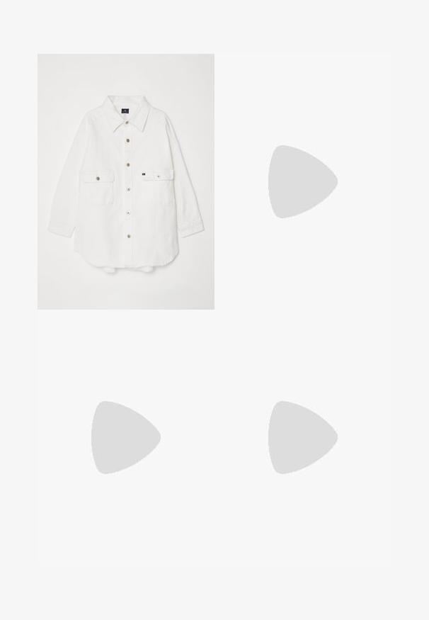 Fehér, pamutból készült gombos ing, galléros nyakkal, két elülső zsebével és négy gombbal az elülső részen; laza szabású és felhajtott ujjak.; Barna pamut nadrág, karcsú szabású, sima elülső résszel és standard zsebekkel; sima tapintású és hemzsegő szegélyekkel.; Fekete és arany sportcipők ívelt, fehér talppal. Texturált szövet logós részletekkel. Széles, kék farmernadrággal párosítva.; Fehér bőr kézitáska, texturált felülettel, arany lánccal és fekete részletekkel. Elülső zsebbel és cipzáros zárással rendelkezik.