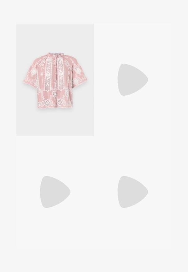 Blusa rosa a maniche corte con ricami in pizzo bianco floreale, bordi scallop e scollo arruffato. Presenta una chiusura frontale con bottoni.; Pantaloni a gamba larga di un colore beige chiaro, realizzati in un tessuto liscio. Presentano una vita classica e una parte anteriore piatta con linee pulite.; Sandalo con tacco beige, con cinturino, punta quadrata, design anteriore torcigliato, cinturino alla caviglia e tacco a blocco. Texture liscia, stile minimalista.; Borsa a spalla bianca con una finitura testurizzata, un accentuato fermaglio centrale e una forma curva. Chiusure a cerniera su entrambi i lati.