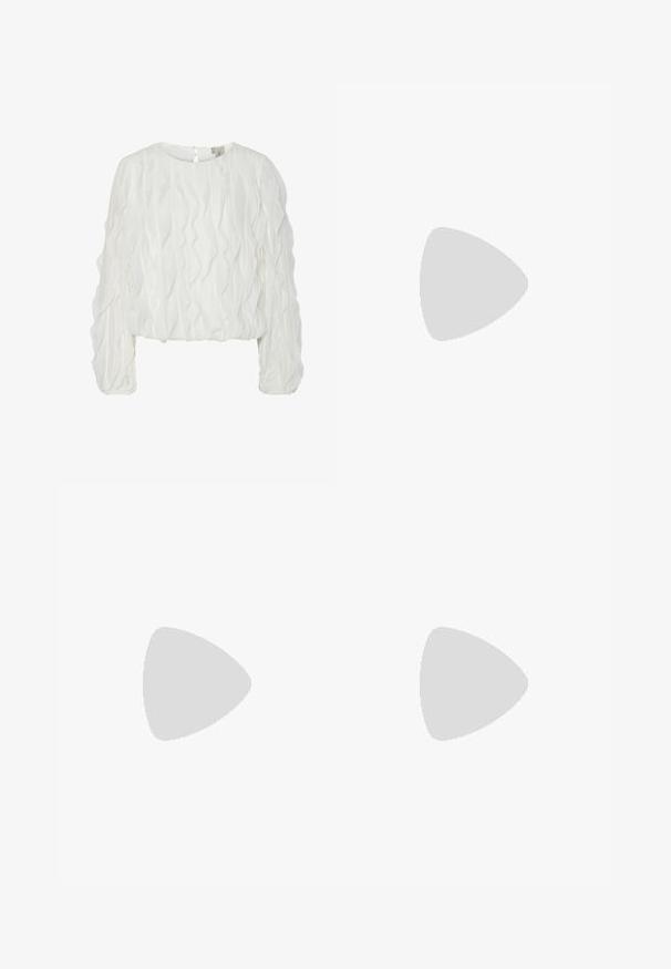 Weiße Bluse mit langen Ärmeln, strukturiertem, welligem Muster und rundem Ausschnitt; Schlüssellochverschluss auf der Rückseite; leicht verkürzte Passform.; Schwarze Denim-Jeans mit weitem Bein, Reißverschluss vorne, Fünf-Taschen-Design und dezenten Stickdetails. Glatte Textur und lässiger Stil.; Schwarze Leder-Stiefeletten mit eckiger Zehenpartie, ausgestattet mit einem breiten Riemen und metallischem Schnallen-Detail. Die Stiefel haben eine klobige Sohle und eine glatte Textur.; Schwarze Lederhandtasche mit geschwungener Form, abnehmbarem Tragegurt und goldenen Beschlägen. Die Tasche verfügt über einen Deckel mit einer Schnallen-Details.