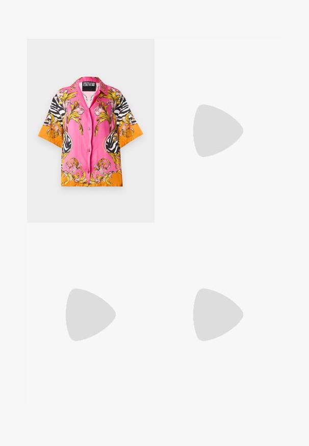 Versace Jeans Couture Camicia - rosa; Pantaloni cargo azzurro chiaro in denim, con gamba larga, numerosi taschini e dettagli in metallo con cuciture a vista.; Sandali neri in pelle con tacco alto, caratterizzati da una punta quadrata, due sottili cinturini e una fibbia decorativa dorata con dettagli ornamentali sul lato.; Occhiali da sole cat-eye neri con lenti scure, caratterizzati da dettagli geometrici dorati sulle tempie e una finitura opaca elegante.