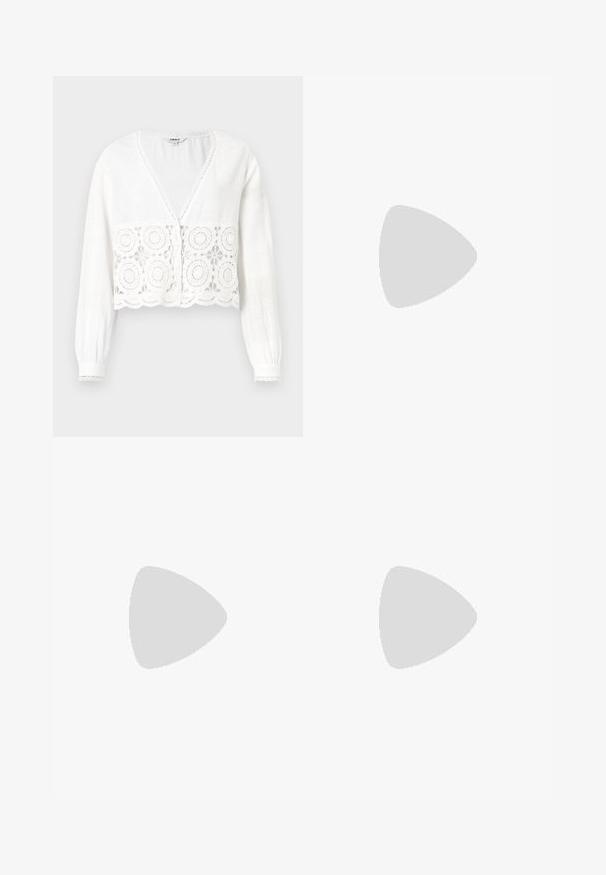 Blouse blanche courte avec des manches longues, un col en V et un design floral en dentelle au niveau de l'ourlet, avec des bords festonnés et des détails de boutons.; Jean flare bleu clair en denim, avec une taille haute, cinq poches et une fermeture à un bouton. Texture douce avec une finition décolorée.; Escarpin noir en cuir à bout pointu avec une bride de cheville et un talon épais. Texture lisse, design élégant et esthétique minimaliste.; Sac fourre-tout en cuir noir avec une texture lisse, de forme rectangulaire et deux longues poignées. Pas de matériel ou d'ornementations visibles.