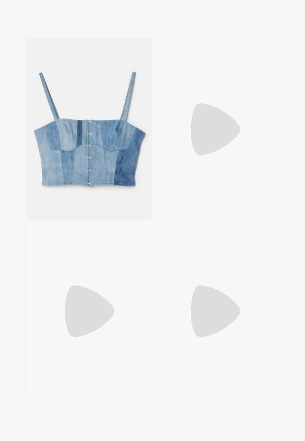 Denim korzet top z nastavljivimi naramnicami, svetlo modre barve, panelna zasnova z različnimi odtenki in sprednjimi sponkami.; Modri denim kavbojki s ravnim krojem, opremljene z gumbom, zankami za pas in sprednjimi žepi. Narejene so iz teksturirane bombažne tkanine.; Mornarško modra lakasta klompa z gladko površino, ki ima debel črn platformski podplat in vidno šivanje ob osnovi.; Roza usnjena torbica s gubanjem, kovinskim okvirjem, dvema okroglima zaponkama in srebrnim verižnim trakcem. Gladka tekstura, kompaktna oblika.