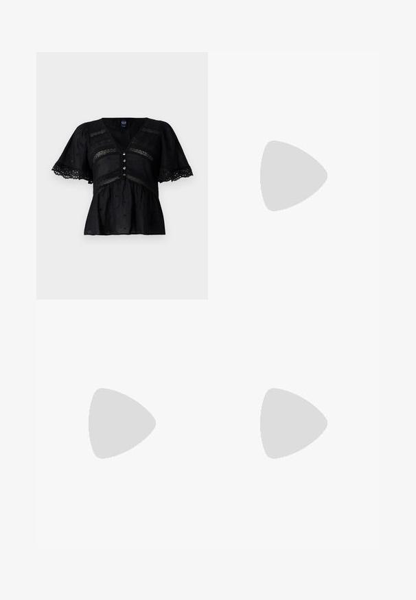 Svart bluse med korte, utsvingte ermer, har V-hals, dekorativ øyelet trim og fem-knapps lukking. Strukturert stoff med subtile mønstre.; Mørkeblå denim bermudashorts med snor i livet, med standard beltehemper og synlig sømdetaljer.; Hvit høy-skinn kanvas sneakers med svart gummisåle, gummitåhette foran og seks hull for snorer, med et rent, minimalistisk design.; Rød lærveske med en vinklet, geometrisk design. Har en enkelt justerbar stropp og en klaffelukking med sydd detaljer.