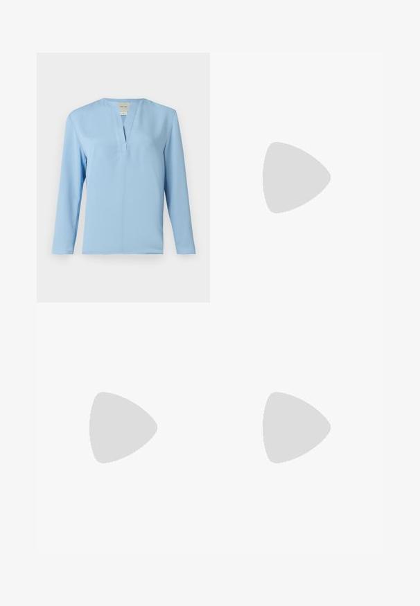 Camiseta de manga larga azul claro con escote en forma de V, de textura suave y líneas limpias. Presenta detalles de costura mínimos en la parte delantera.; Falda blanca plisada con una cinturilla elástica negra que presenta el logotipo "LACOSTE". Diseño de longitud media con textura suave.; Zapatillas blancas de cuero con una suela blanca gruesa, acento en el talón de ante negro y logo grabado en el lateral. Diseño de cordones con seis ojales.; Gafas de sol negras de gran tamaño con una forma geométrica, que presentan lentes oscuros y un detalle gris contrastante en la montura. Logo en la pata.