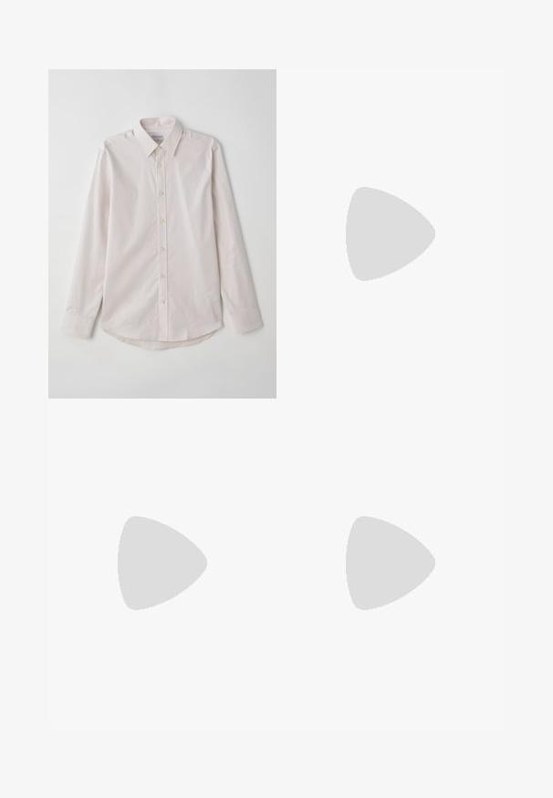 Chemise à manches longues rose clair avec un col évasé, des rayures verticales et un ourlet arrondi. Présente des boutons beiges et une texture lisse.; Pantalon gris ajusté en tissu texturé, doté de deux plis sur le devant et d'une coupe droite. Pas de poches visibles ni de décorations.; Chaussure en cuir marron avec un bout arrondi, un talon bas, un laçage, et une texture lisse. Présente des coutures minimales et une finition polie.; Lunettes de soleil rectangulaires bleues avec verres foncés, monture mate marine, détail de logo sur la branche, branches droites et texture lisse et uniforme.