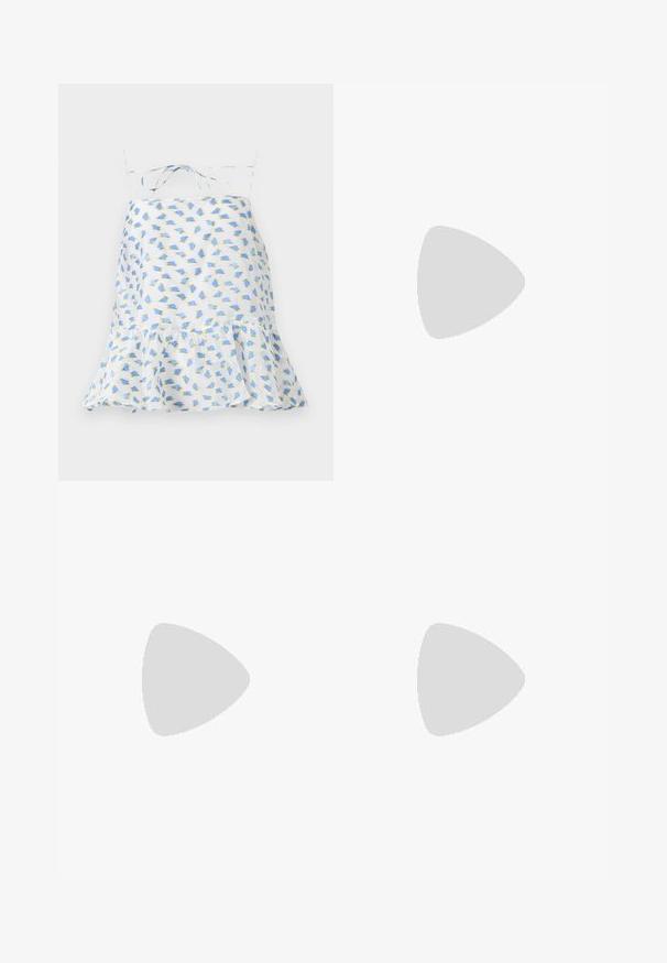 Balta bezpiedurkņu kleita ar ziedu rakstu zilos un zaļos toņos. Tam ir ruffling apakšmalā un regulējamas siksnas. Viegls audums, maiga tekstūra.; Plati ziladenim bikses ar augstu jostasvietu, kas aprīkotas ar pogas aizdari, jostu cilpām un nelieliem šuvju detalizējumiem ap kabatām un malām.; Baltas austs punka purngals mūlis ar šauru vidēji augstu papēdi un uzvelkamu dizainu uz vienkārša fona.; Rūpīgi pleatota bežīga ādas somiņa ar sudraba metāla rāmi, kurai ir divas apaļas dekoratīvas sprādzes un sudraba ķēdes siksna.