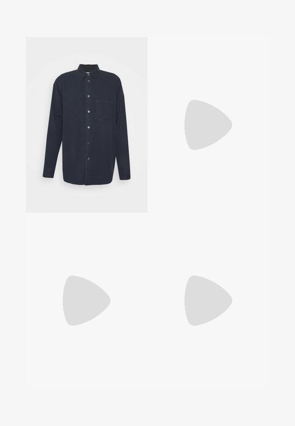 Samsøe Samsøe DAMON  - Košile - black; Bílá bavlněná tričko s kulatým výstřihem, krátkými rukávy a vyšitým logem "Calvin Klein" na prostředku hrudi. Jednoduchý design.; Bílé tepláky s elastickým pasem, zúženými nohavicemi, texturovanou látkou a embosovaným logem "HUGO" na levém stehně.; Námořnické modré tenisky vyrobené z semiše a tkaniny s texturovanou bílou gumovou podrážkou. Obsahují tkaničky a logo na boku, navrženy pro volný čas.