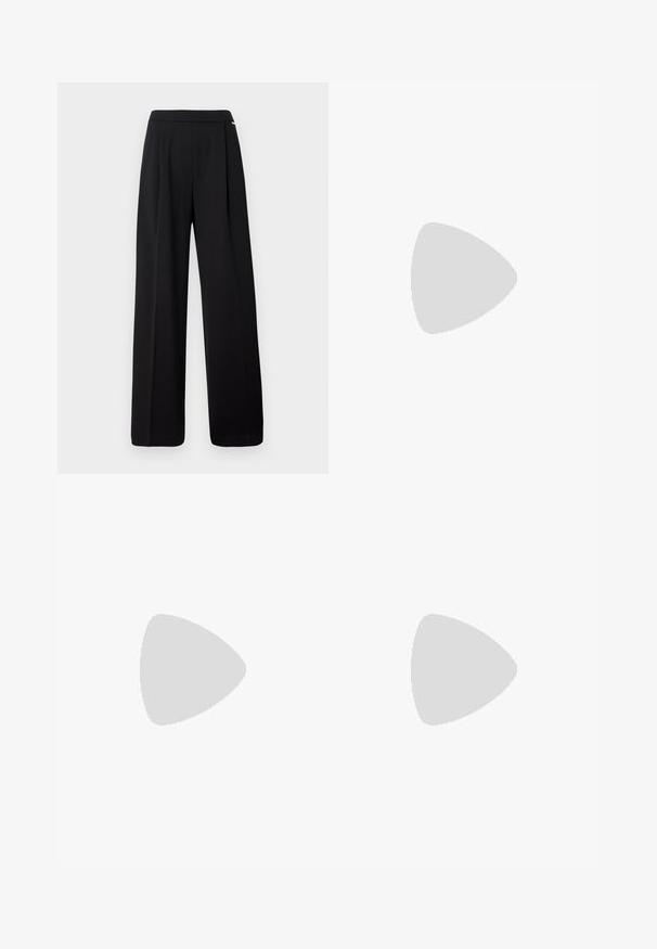 Pantaloni neri a gamba larga con una texture liscia, vita elastica e tasche laterali discrete. Presentano un design sartoriale e linee pulite.; Pantaloni bianchi in cotone con design a gamba dritta, caratterizzati da una vita a media altezza e senza hardware o motivi visibili. Tessuto liscio su tutta la superficie.; Scarpa slingback nera con punta affilata e tacco basso, realizzata in pelle liscia e con un design a taglio laterale per favorire la traspirabilità.; Borsa a tracolla in pelle nera con una texture morbida, forma triangolare e tracolla regolabile, abbinata a una camicia a righe blu chiaro e pantaloni bianchi.