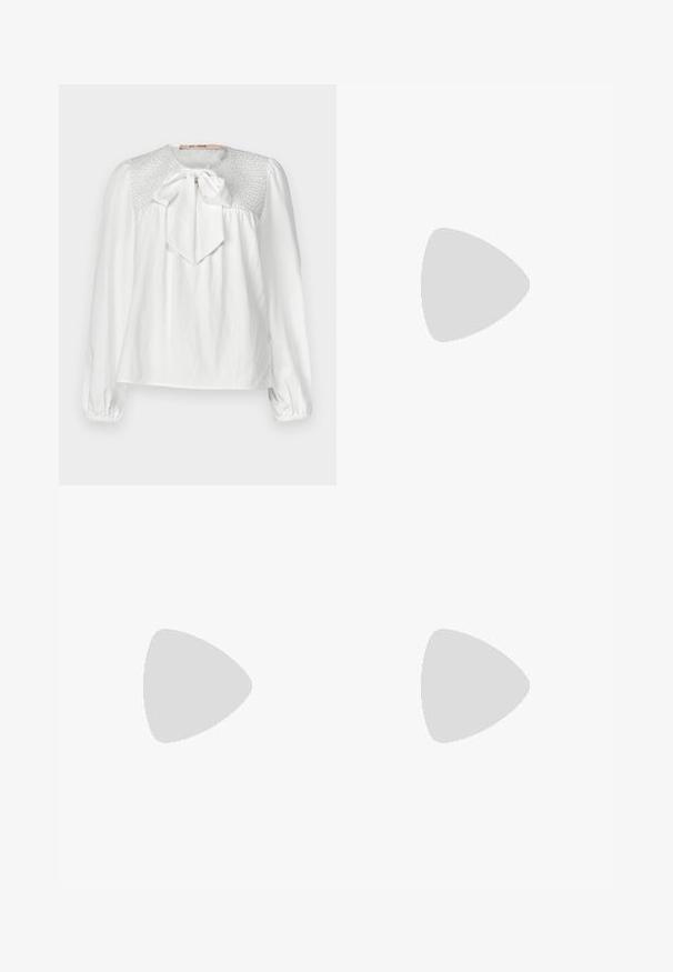 Blusa bianca con scollo rotondo, fiocco al collo e dettagli smock sul giogo. Maniche lunghe e arricciate con polsini elasticizzati.; Pantaloni neri a gamba larga con vita alta, dettagli con bottoni in vita e pieghe frontali.; Pump in pelle nera con punta affusolata e tacco basso a blocco. Presenta una cinghia alla caviglia con una fibbia in tonalità oro. Texture liscia.; Borsa nera con forma strutturata, texture liscia e una chiusura metallica. Abbinata a pantaloni neri larghi e sandali open-toe su un pavimento in legno.