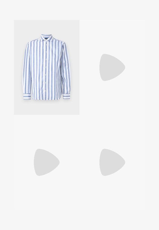 Camicia leggera a righe blu e bianche. Presenta maniche lunghe, chiusura con bottoni e polsini con righe orizzontali alle estremità.; Pantaloni neri su misura con una vestibilità dritta, realizzati in tessuto liscio. Presentano passanti per cintura e dettagli di piega lungo la parte anteriore.; Sneaker bianche in pelle con finitura liscia, punta arrotondata, lacci piatti e suola texturizzata. Accento in suede grigio sul tallone.; Occhiali da sole trasparenti in plastica con lenti rettangolari marroni, dotati di sottili aste trasparenti e dettagli in metallo sulle tempie.
