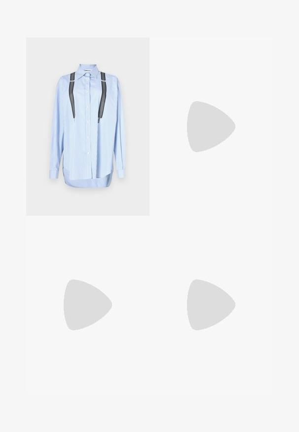 Camicia a righe blu e bianche con colletto appuntito, maniche lunghe e bretelle nere attaccate con righe verticali.; Pantaloni della tuta bianchi a gamba larga con vita elastica. Realizzati in tessuto morbido con cuciture laterali sottili e un piccolo logo stampato vicino alla tasca.; Scarpa slingback nera in pelle con punta affusolata, cinturini decorativi con occhielli metallici e tacco basso a blocco. Superficie testurizzata.; Borsa a tracolla in pelle nera con tracolla in catena dorata, dettagli in metallo argentato e una patta frontale con una placca del marchio dorata.
