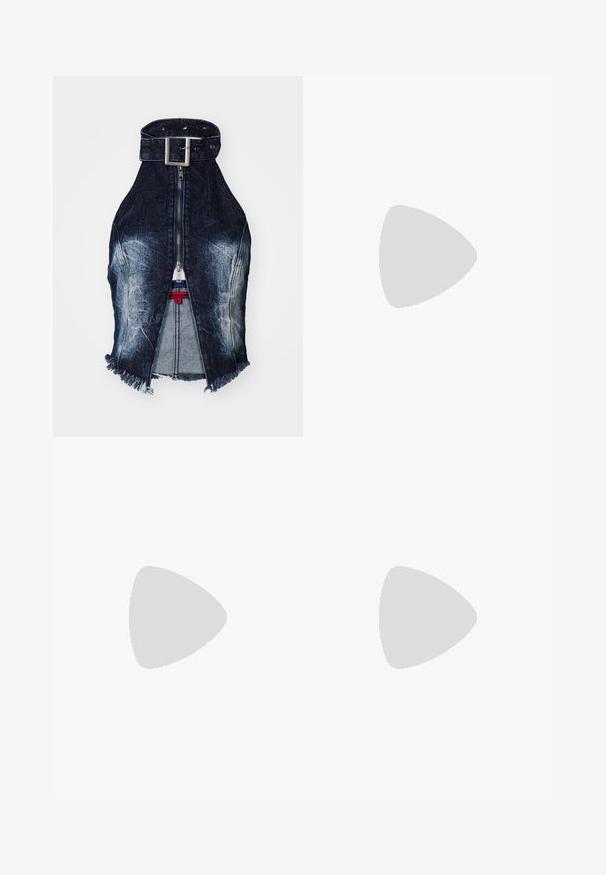 Jaded London LACE UP  - Top - denim; Pantaloni culotte neri in poliestere con una cintura elastica, due pieghe frontali e una silhouette ampia. Nessun motivo visibile o dettagli in metallo.; Sandali con tacco in vernice nera, con punta squadrata, cinturini alla caviglia e fibbie in argento. Presentano un tacco a blocco spesso per maggiore stabilità.; Borsa a tracolla nera in pelle con una forma curva, manico rimovibile e accessori dorati. La borsa presenta una patta con un dettaglio a fibbia.