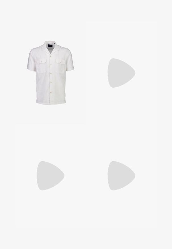 Korte mouwen witte linnen blouse met een kraag, twee borstzakken en knoopsluitingen met lichtgekleurde knopen.; Grijze broek met een gladde textuur, voorzien van een knoopsluiting, elastische tailleband en twee zijzakken. Op maat gemaakte ontwerp met plooien.; Zwarte leren loafers met een ronde neus, gestikte details langs de randen en een lage blokhak. Gladde textuur en minimalistisch ontwerp.; Zwarte plastic zonnebril met groene lenzen, vierkante montuur, zilveren accent op de wenkbrauw en een gestructureerde tempel. Merken vermeld op de binnenkant van de arm.