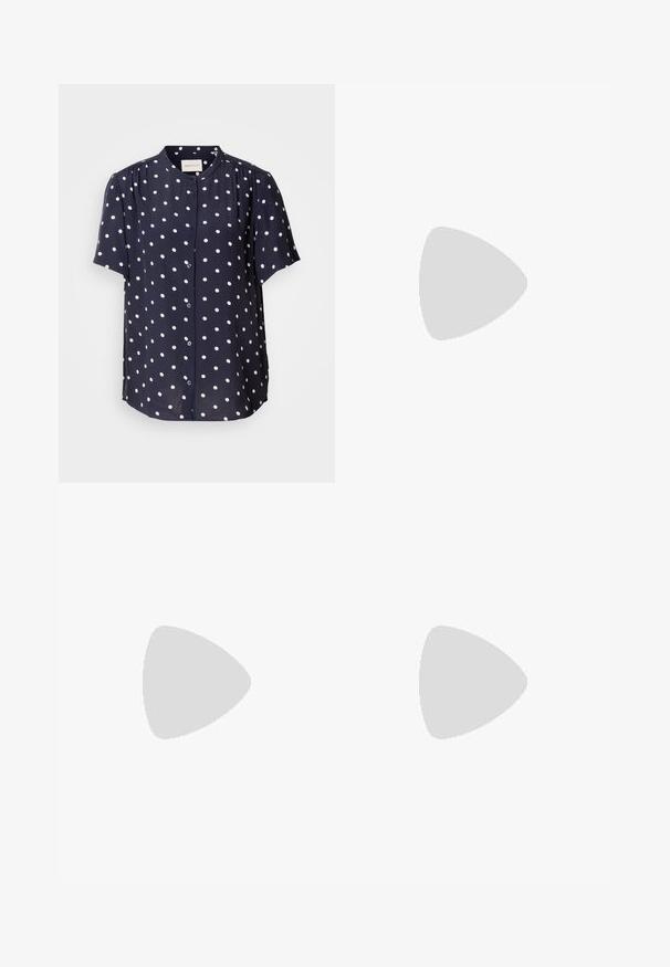 Navyblauwe blouse met korte mouwen en witte stippen, met een knoopsluiting aan de voorkant en een ronde kraag. Gemaakt van lichtgewicht stof.; Crème wrap rok van gladde stof, met een sluiting aan de zijkant en een lengte tot de knie met een subtiele uitsparing aan de voorkant voor meer bewegingsvrijheid.; Puntaal geschoen met slingback in off-white leer, met een lage hak en uitsnedeontwerp, voorzien van een gladde textuur en minimale accenten.; Zwarte leren handtas met een gestructureerd ontwerp, featuring een verkorte vorm, bovenhandvat en gouden hardwareaccent. Inclusief verstelbare schouderband.