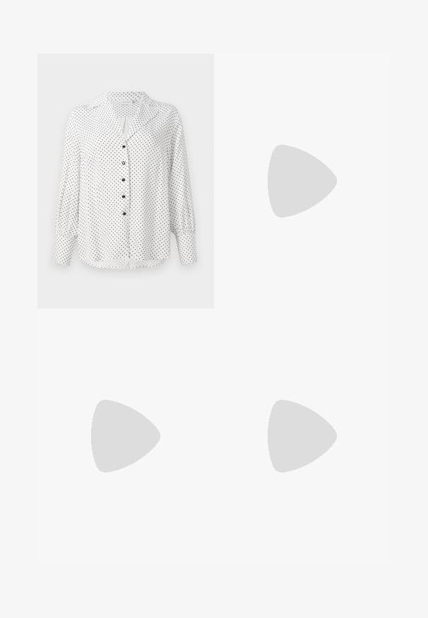 Weiße Bluse mit langen Ärmeln und schwarzen Punkten, schwarzen Knöpfen auf der Vorderseite, einem Kragen und breiten Manschetten an den Ärmeln.; Schwarze Baumwollmischungshose mit geradem Bein, vorderem Knopfverschluss und zwei Seitentaschen. Glatte Textur, keine sichtbaren Muster.; Schwarze Lederpumps mit spitzem Zehenbereich und niedrigem Blockabsatz. Mit einem Knöchelriemen und einer goldfarbenen Schnalle. Glatte Textur.; Schwarze Handtasche mit strukturierter Form, glatter Textur und einem metallischen Verschluss. Kombiniert mit weiten schwarzen Hosen und offenen Sandalen auf einem Holzboden.