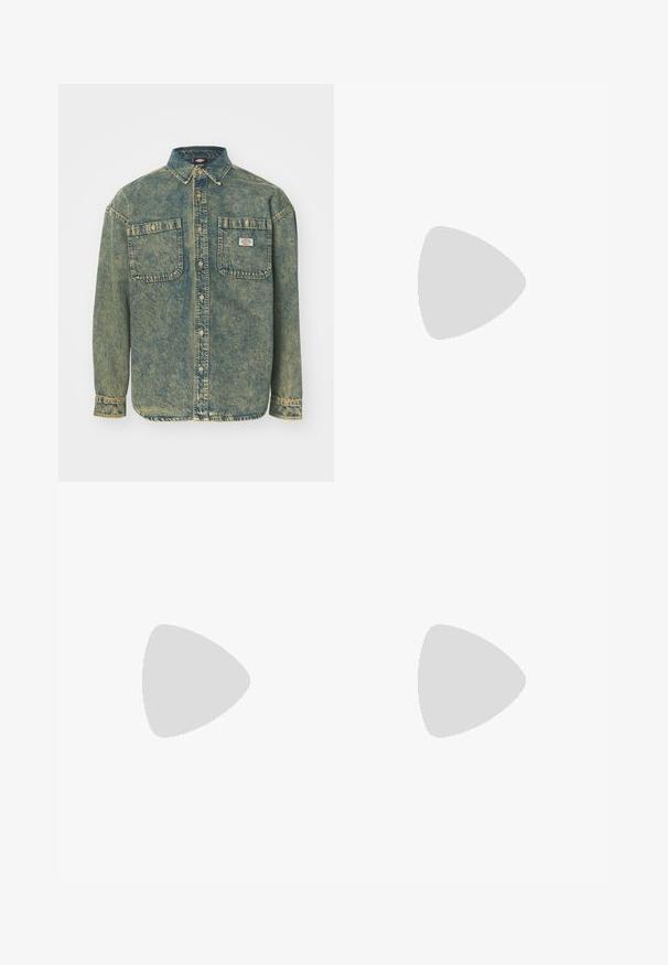 Denim overhemd met een lichtblauwe wassing, lange mouwen, puntkraag, twee borstzakken en contrasterende stiksels. Heeft een klein merketiket op de zak.; Witte katoenen t-shirt met een blauw geborduurd logo op de linkerkant van de borst. Klassieke ronde hals, korte mouwen en een ontspannen pasvorm.; Lichtblauwe denim wijde broek met een hoge taille, vijf zakken en een licht vervaagde afwerking. Voorzien van een knoop- en ritsclosure.; Zwarte sneakers met witte accenten, voorzien van een gladde synthetische bovenkant, ronde vorm en een rubberen zool, gecombineerd met lichtbeige broek.
