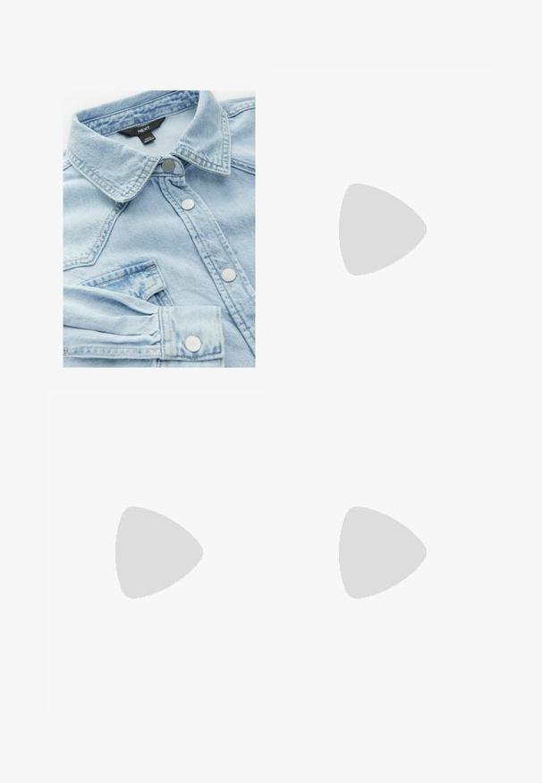 Vaaleansininen farkkutakki, jossa on klassinen kaulus, hopeiset napit ja rintatasku; siinä on hieman haalistunut pinta ja ompeluyksityiskohtia.; Valkoinen puuvillapaita, jossa on pyöreä kaula-aukko ja lyhyet hihat. Paidassa on sileä rakenne ja tasainen, yhtenäinen väri ilman kuvioita.; Valkoiset leveät housut, jotka on valmistettu pehmeästä kankaasta. Niissä on joustava vyötärö, jossa on naru, sekä kaksi sivutaskua. Yksinkertainen ja raikas muotoilu.; Kevyt lenkkari, jossa on verkko- ja mokkanahkapinta pehmeissä kerman sävyissä, chunky-pohja ja kolmiulotteiset yksityiskohdat.