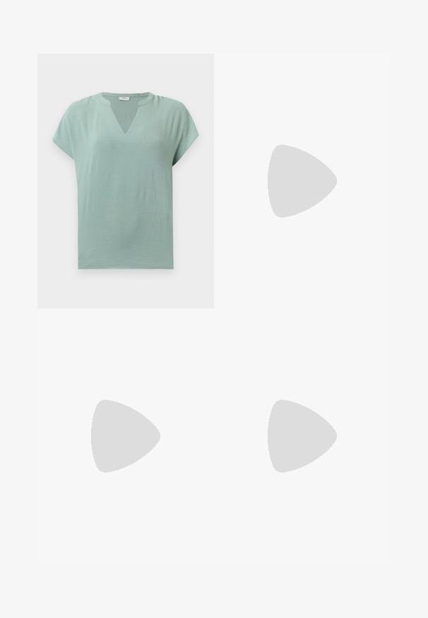 Mentazöld, rövid ujjú blúz V-nyakkal és textúrált felülettel. Puha anyag, laza fazon és diszkrét redők jellemzik.; Fekete bőr nadrág sima textúrával, egyenes szabással, rugalmas derékkal és elülső gombos záródással; pliszírozott részletezéssel és szűkített lábakkal.; Fekete hegyes orrú szandálcipők fényes felülettel, vékony sarkal és nyitott hátsó kialakítással. Textúrázott minta a felső anyagon.; Fekete bőrtáska ívelt formával, levehető pánttal és arany színű fémrészekkel. A táskán egy csattal díszített fedél található.