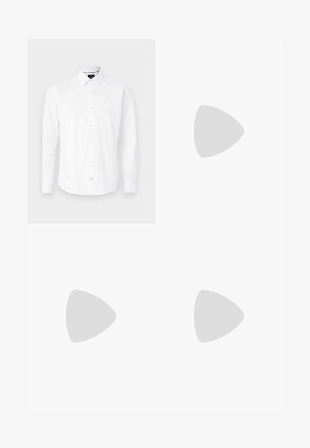 Hvit langermet skjorte laget av bomull. Har krage med knapper, frontlukking med rosa knapper og buet nederkant.; Sorte rettbente bukser med en glatt tekstur, med to frontfold og en flat linning. Ingen synlige detaljer eller aksenter.; Hvite skinnsko med en glat overflate, rund tå, flate lisser og teksturert såle. Grå semsket innfelt ved hælen.; Klare plastikk solbriller med rektangulære brune linser, med tynne, gjennomsiktige armer og metalldetaljer på templene.