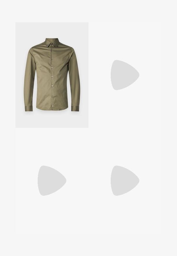 Camisa de manga larga verde oliva con cuello puntiagudo, cierre frontal de botones con botones en contraste y una tela suave y texturizada.; Pantalones beige claros hechos de una tela suave, con un corte recto, dos bolsillos laterales y un cierre frontal de botón. Textura ligera y suave.; Mocasines de cuero negro con una textura suave, puntera redondeada y una tira decorativa en el empeine. Tacón bajo apilado, diseño minimalista.; Gafas de sol rectangulares negras con lentes oscuros, marco de plástico grueso, acentos dorados en las patillas y logotipo de la marca grabado en el brazo.
