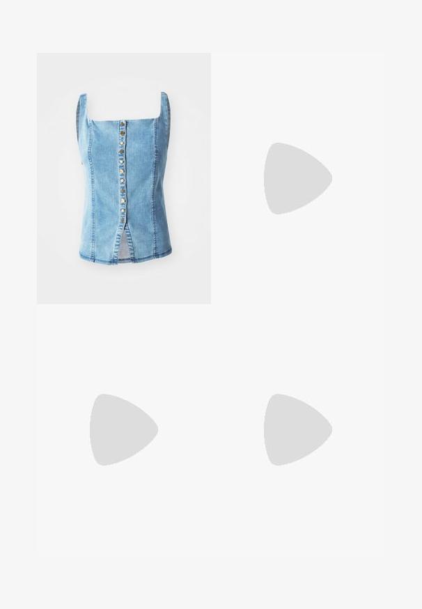 Top in denim con scollatura quadrata, lavaggio blu, chiusura frontale con bottoni decorativi dorati, fessure laterali e vestibilità leggermente affusolata.; Jeans a gamba larga di colore azzurro chiaro, realizzati in denim. Presentano un alto punto vita, design a cinque tasche e chiusura con bottone. Taglio dritto con orlo pulito.; Sandalo bianco con tacco alto, caratterizzato da un design a cinturini e un legaccio alla caviglia. Texture liscia con una piattaforma frontale per un'altezza aggiuntiva.; Borsa a spalla bianca con una finitura testurizzata, un accentuato fermaglio centrale e una forma curva. Chiusure a cerniera su entrambi i lati.