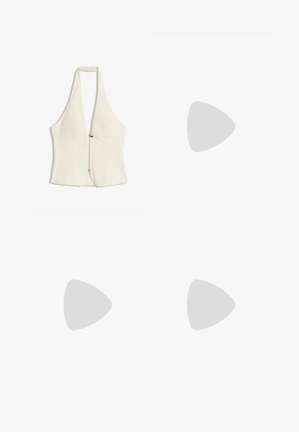 Halterneck top v světle béžové barvě, s hlubokým výstřihem do V a předním zipem. Tkanina má jemnou texturu, strukturované panely a bez rukávů.; Rozšířené kalhoty v světlé béžové tkanině s jemnou strukturou. Mají zipový uzávěr a dvě kapsy na přední straně.; Hnědé kožené sandály na podpatku s tenkými pásky, minimalistickým designem, otevřenou špičkou a štíhlým jehlovým podpatkem. Obsahují nastavitelné pásky kolem kotníku.; Ovalo tvarované červené sluneční brýle s průhlednými skly a elegantními hnědými rámy. Design má jemné křivky a minimální hardware.; Beige kožená kabelka s hladkým povrchem, dvojitými zakulacenými držadly a nastavovacími vázacími akcenty po stranách. Obsahuje stříbrné hardware.