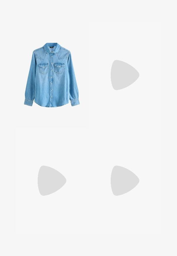 Helles blaues Denimhemd mit spitzt gefaltetem Kragen, langen Ärmeln, zwei Brusttaschen und Druckknopfverschluss. Hat eine leicht lockere Passform und einen Westlichen Stil bei der Schulterpartie.; Helles blaues Gewebe mit glatter Textur und feinem diagonalen Gewebe, das sanfte Falten und subtile Farbvariationen zeigt.; Sportschuhe mit einem Obermaterial aus weißem Leder, grauer Wildleder-Zehenkappe und drei schwarzen Streifen. Sie verfügen über ein blaues Logo auf der Zunge und eine strukturierte Gummisohle.; Schwarze strukturierte Handtasche aus Leder mit einem oberen Tragegriff, abnehmbarem Schulterriemen und einer Klappe auf der Vorderseite. Akzente in Goldmetall.