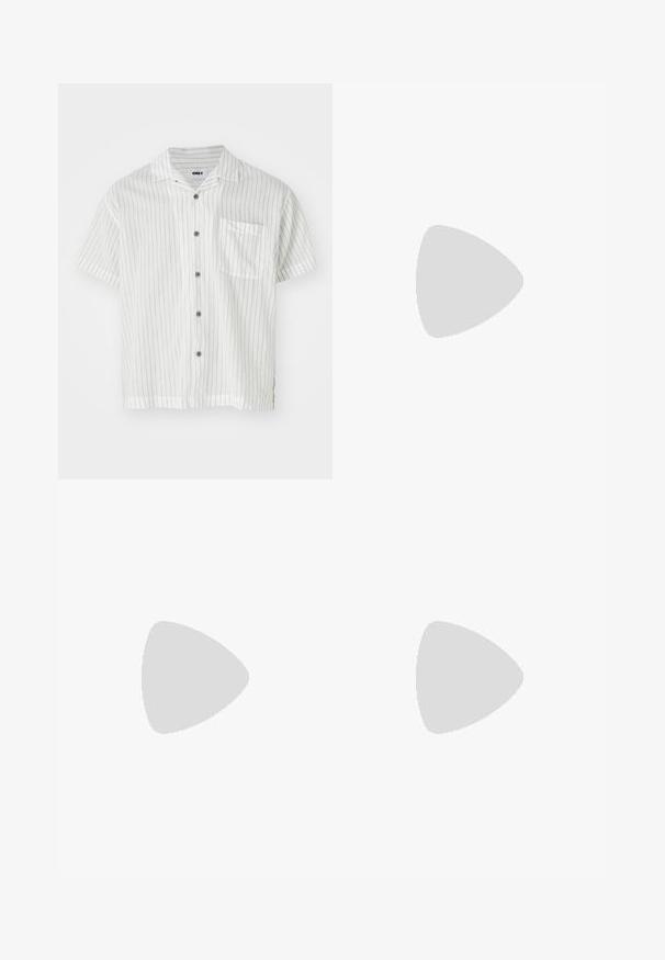 Camisa de botão de manga curta em branco com finas riscas verticais pretas, bolso no peito e botões cinzas; tecido leve com textura suave.; T-shirt de algodão preto da Nike com um clássico decote redondo, mangas curtas e um logótipo em relevo discreto no peito. Textura suave.; Calças de fato de treino pretas, com cintura elástica e um corte solto, com punhos nas pernas, textura suave e sem padrões visíveis ou detalhes de metal.; Os sapatos pretos da Nike apresentam um upper em malha com riscas de destaque, atacadores texturizados e uma sola de borracha preta. Usados com meias pretas caneladas.