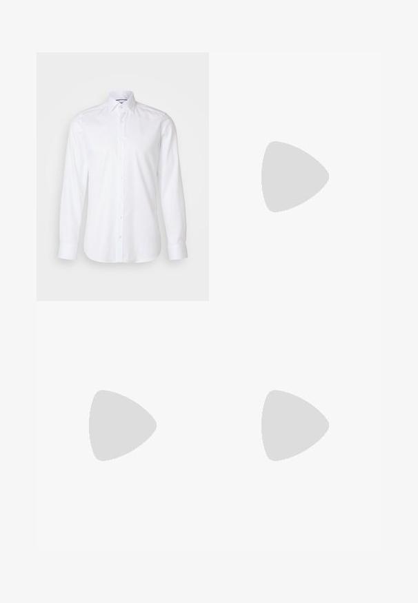 Chemise blanche à manches longues en coton, avec un col boutonné, des boutons sur le devant et un ourlet légèrement arrondi. Texture lisse et unie.; Pantalon en lin beige clair, avec une taille élastique dotée d'un cordon de serrage, un design large et des poches latérales. Texture lisse.; Mocassin en cuir bordeaux avec un bout arrondi, des détails cousus et un petit accent décoratif sur le devant. Semelle plate contrastante.; Sac en cuir marron de style messager avec un rabat plat à l'avant, deux sangles, des accents en métal doré et une bandoulière adjustable.