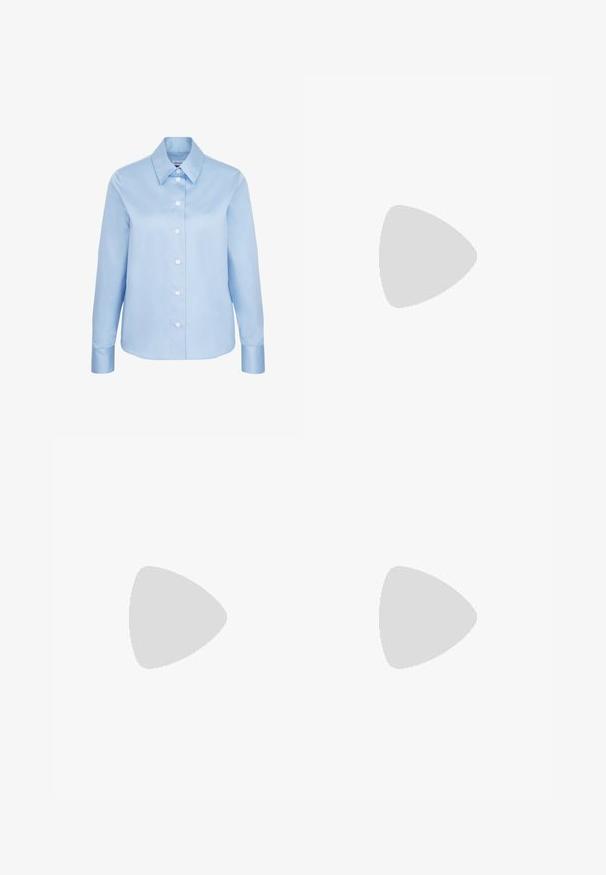 Jasnoniebieska koszula zapinana na guziki z długimi rękawami, klasycznym kołnierzykiem i białymi guzikami. Wykonana z gładkiej tkaniny, w regularnym fasonie, z wykończonymi mankietami.; Proste nogawki, ciemno-brązowe spodnie z zamszu z zapięciem na guzik i zamek błyskawiczny, szlufkami na pasek oraz kieszeniami bocznymi.; Burgundowe lakierowane botki za kostkę z ostrym noskiem i smukłym obcasem w szpilkę, charakteryzujące się gładką, błyszczącą teksturą i minimalistycznym designem.; Okrągłe, brązowe okulary przeciwsłoneczne z błyszczącą bordową oprawą. Cienkie ramiona z subtelnym detalem marki. Płaski kształt soczewek.; Torebka w kolorze burgundowym, pleciona, o zaokrąglonym kształcie i pojedynczym uchwycie, z teksturowaną powierzchnią oraz elastycznym zaciąganym zapięciem.