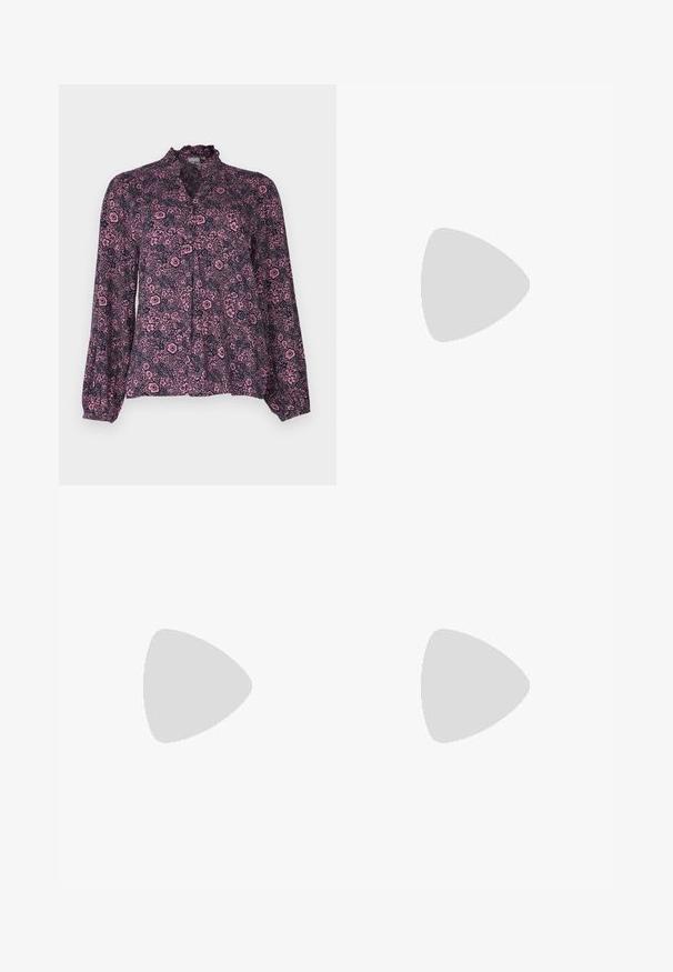 Blusa floreale in tonalità blu navy e rosa, con colletto arricciato, chiusura a bottoni e maniche lunghe gather con una vestibilità morbida.; Pantaloni in un tessuto satin beige chiaro con una texture liscia, caratterizzati da una vita alta, gambe larghe e pieghe sottili per un tocco di dettaglio.; Décolleté in vernice nera con cinturino dietro, punta affusolata, design con ritagli arrotondati e tacco a blocco. Presenta un accento di fibbia tono oro.; Borsa nera con forma strutturata, texture liscia e una chiusura metallica. Abbinata a pantaloni neri larghi e sandali open-toe su un pavimento in legno.