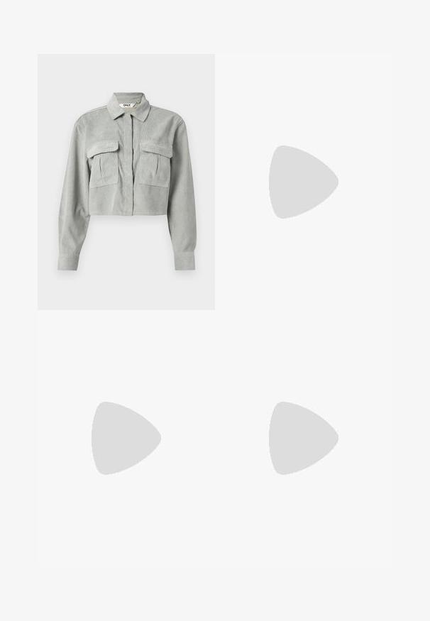 Zastrihnutá šedá kordúrová košeľa s dlhými rukávmi, dvoma vreckami na hrudi a špicatým golierom. Tkanina má jemný textúrovaný vzor.; Záhybové nohavice s širokými nohavicami v tmavosivej látke s jemnou štruktúrou. Obsahujú zapínanie na gombík a klasický dizajn pásu.; Čierne tenisky Adidas Superstar s bielymi pruhmi, špičkou v tvare mušle a textom "Superstar" na boku, zobrazené v bočnom profilu na bielom pozadí.; Obdĺžnikové okuliare s korytnačkovým vzorom, čierny plastový rám a priehľadné šošovky. Vlastnosti tenkých spôn a mierny ohyb na koncoch.; Hobo taška z mäkkej béžovej semišovej kože so splývavým tvarom, širokým ramenným popruhom a ručne šitým detailom švu na prednej strane.