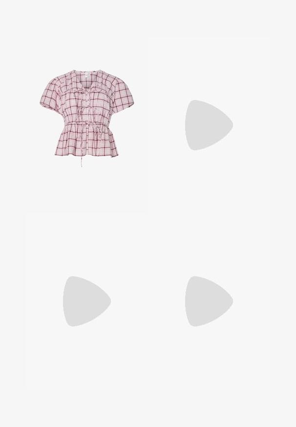 Blusa peplum a maniche corte in rosa chiaro con motivo a quadretti bianco. Presenta un legame frontale, arricciature in vita e un morbido tessuto di cotone.; Pantaloni a gamba larga marroni con una texture liscia, dotati di una cintura nera in vita e tasche laterali. Design sartoriale e vestibilità rilassata.; Sandal in pelle marrone con cinturini incrociati, chiusura con cinturino alla caviglia e suola piatta con dettagli di cucitura minimi.; Borsa a tracolla in pelle marrone con forma curvata, hardware dorato e un dettaglio con fibbia. Presenta una tracolla rimovibile.