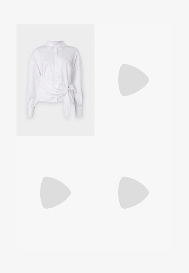 Camicia bianca con bottoni, maniche lunghe, caratterizzata da un design avvolgente e dettaglio con fiocco in vita, realizzata in cotone leggero.; Pantaloni tapered bianco e nero che presentano una vestibilità slim con pannelli a contrasto. Il tessuto ha una texture liscia; la vita è piatta e aderente.; Scarpe slingback nere in pelle con punta affilata, tacco sottile e dettaglio decorativo a fibbia sulla tomaia. Texture liscia e design elegante.; Borsa a righe bianche e nere con una forma strutturata, dotata di manico superiore, tracolla a catena staccabile e dettaglio logo metallico.