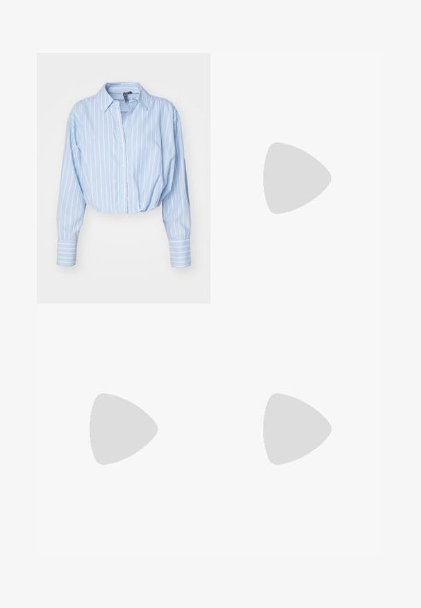 Pieces PCGEMMA CROPPED SHIRT - Užsagstoma palaidinė - breeze/white; Plati, šviesiai kreminės džinsinės kelnės su aukštu juosmeniu, dviem priekinėmis kišenėmis, mygtuko užtrauktuku ir subtilių siūlių detalėmis.; Juodos kulkšninių batai su blizgiu paviršiumi, stačiakampiu pirštu, blokuotais kulnais ir šoniniu elastingu intarpais. Pora su juodomis siaurinančiomis kelnėmis.; Juodas odinis tote krepšys su lygia tekstūra, stačiakampio formos ir dviem ilgais rankenomis. Matomų metalinių detalių ar puošybos nėra.