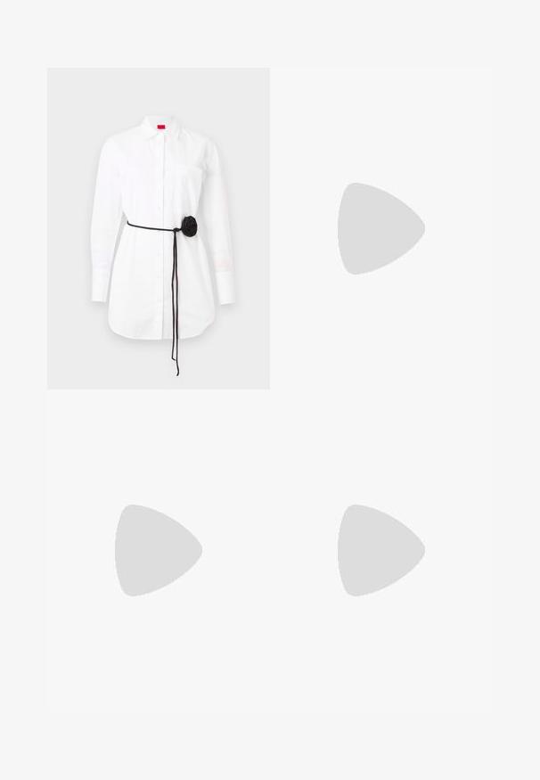 Chemise blanche à manches longues avec poche poitrine et une ceinture en tissu noir ornée d'un détail en rosette. Matière en coton avec une texture lisse.; Jeans en denim bleu clair avec taille haute, coupe large, deux poches latérales et design plissé. Texture douce avec une finition décolorée.; Bottines en cuir marron avec une semelle en caoutchouc noir épaisse, un laçage à l'avant et une sangle avec une boucle en argent. Texture lisse.; Sac à main en cuir noir avec un design structuré, featuring une forme cropped, une poignée supérieure et des accents en matériel doré. Bandoulière réglable incluse.