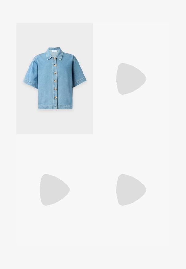 Camicia di jeans azzurra, con colletto e maniche corte. Chiusura frontale con bottoni beige grandi e vestibilità leggermente ampia.; Pantaloni in denim a gamba larga blu scuro, con due tasche anteriori decorate con bottoni e orlo dritto.; Sandali con tacco in vernice nera, con punta squadrata, cinturini alla caviglia e fibbie in argento. Presentano un tacco a blocco spesso per maggiore stabilità.; Borsa tote in pelle nera con texture liscia, forma rettangolare e due manici lunghi. Nessun hardware o decorazione visibile.