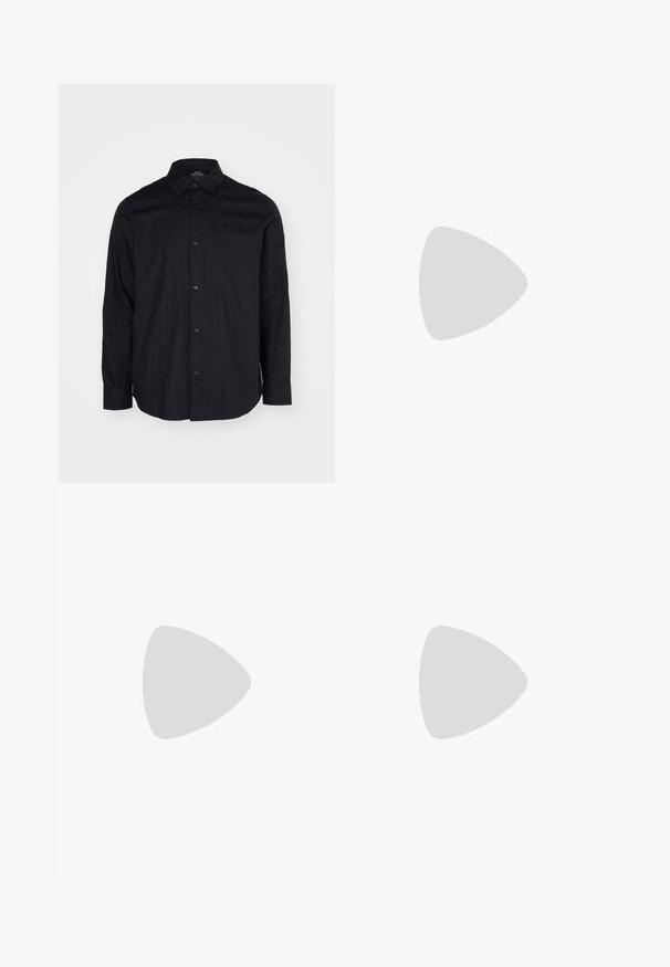 Svart skjorte med knappelukking laget av teksturert stoff med et subtilt geometrisk mønster. Har krage og lange ermer med knappede mansjetter.; Filippa K TERRY CROPPED TROUSERS - Bukse - sage melange; Hvite lærersneakers med en jevn overflate, rund tå, flate lisser og en teksturert såle. Har en subtil logo på hælen.; Sorte, runde solbriller med mørke linser og slanke metalarmer. Inkluderer klare temple tips og sølvfargede detaljer ved hengslet. Minimalistisk design.